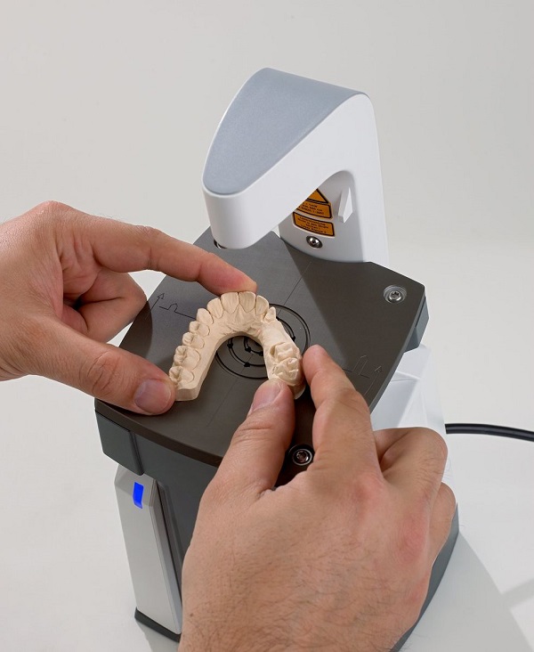 Demonstração de uso do Perfurador/Troquelizador Top Spin da Renfert